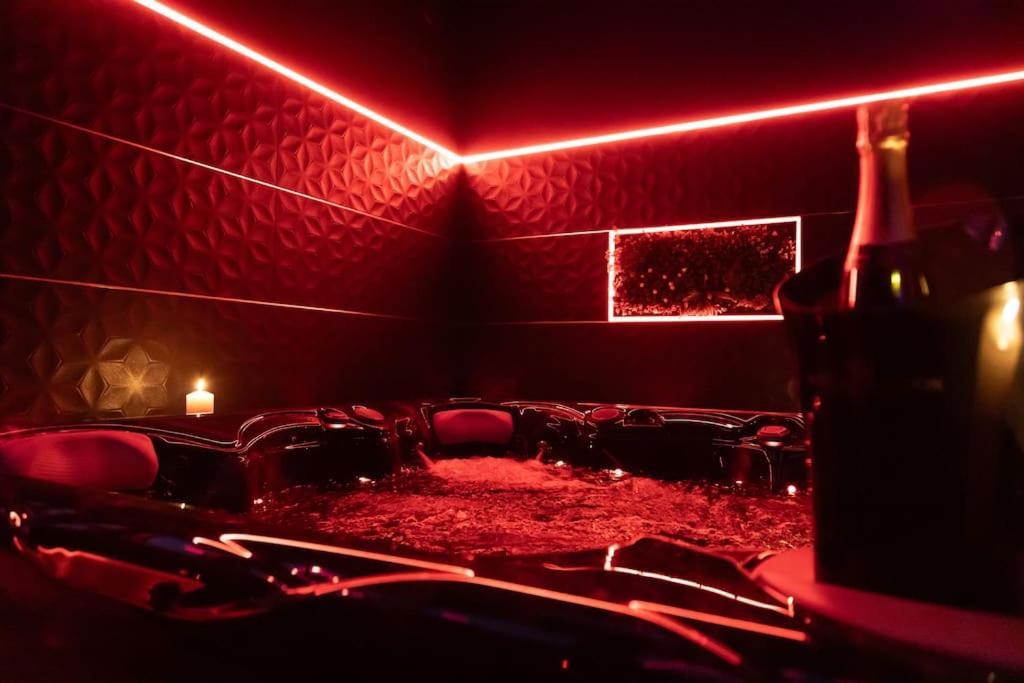 Loveroom O Diable Des Plaisirs Avec Jacuzzi Tourcoing Dış mekan fotoğraf
