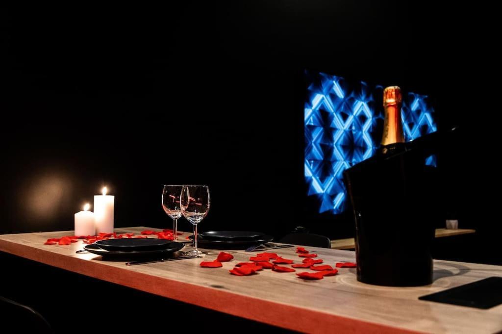 Loveroom O Diable Des Plaisirs Avec Jacuzzi Tourcoing Dış mekan fotoğraf